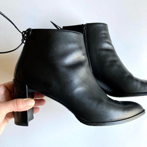 Stuart Weitzman Lofty Bootie, pointy toe, tie back. Black leather size 9. - Picture 7 of 12